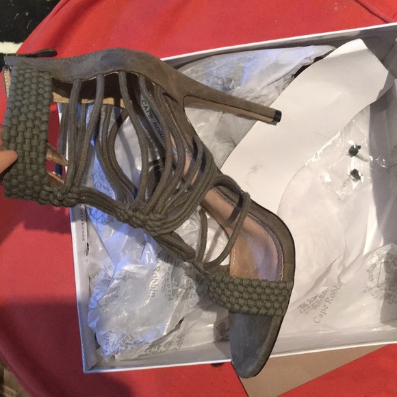 SOLD - Olive Cape Robbin heel Sandals - Picture 3 of 5